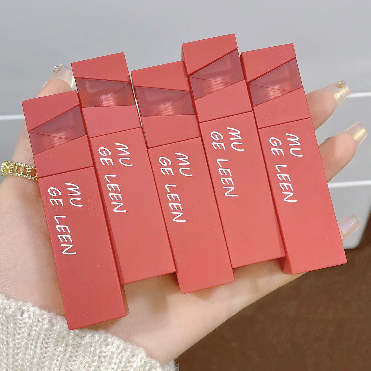 Премиальная помада для губ MUGELEEN Velvet Matte Magnetic Lip Glaze с низким содержанием насыщенного цвета и отбеливающей глиной для женщин