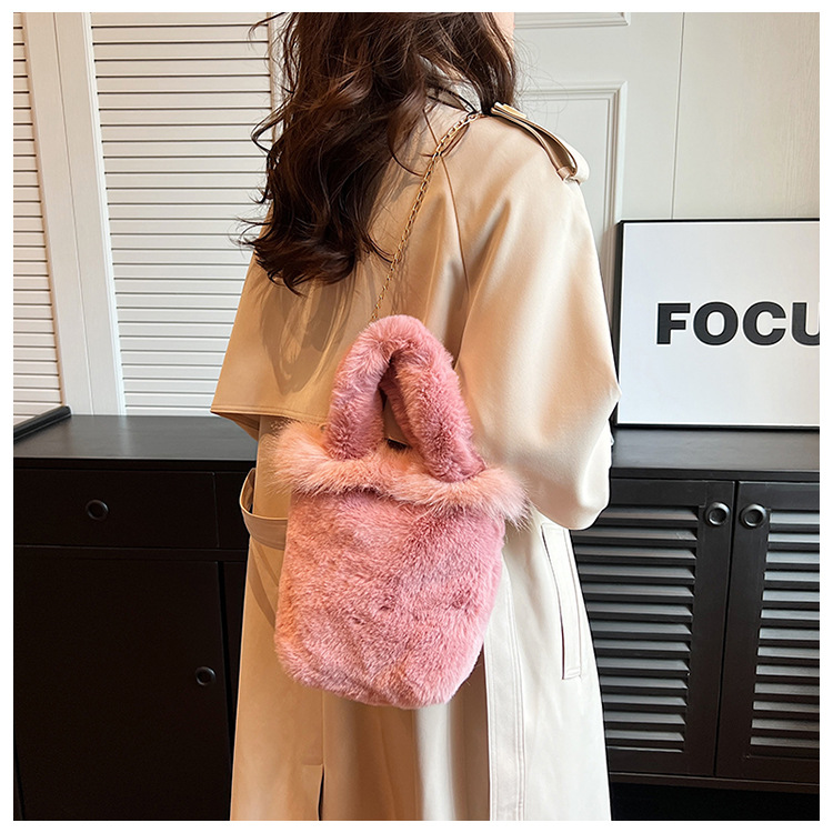 Women's Small Autumn&winter Plush Solid Color Streetwear Square Magnetic Buckle Handbag display picture 2