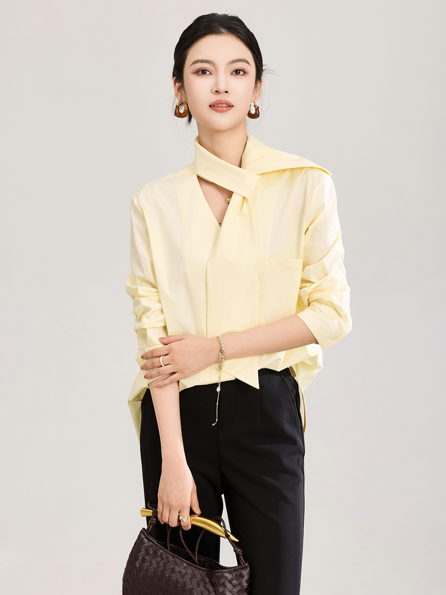 Áo sơ mi nữ dài tay cổ V phối dây rua, chất cotton mềm mại không nhăn — Vàng sữa