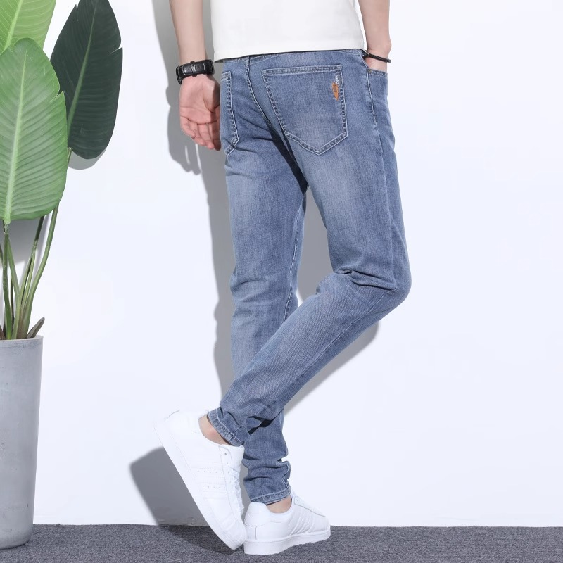 Jeans de primavera para hombres 2025 marca de moda coreana recta delgada pantalones de pie pequeño de verano claro pantalones elásticos para hombres