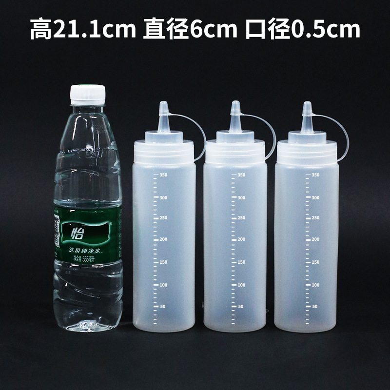 ソース瓶のプラスチックソース瓶の表装の口を押して、ケチャップのジャムを押します。|undefined