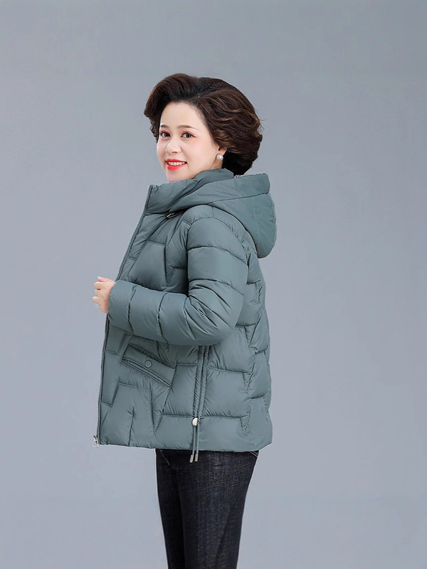 中高年の短い綿の服の女性の2024年のお母さんのしゅうとめの金のゆったりした大きいサイズの帽子のダウンの綿服の保温のコート|undefined