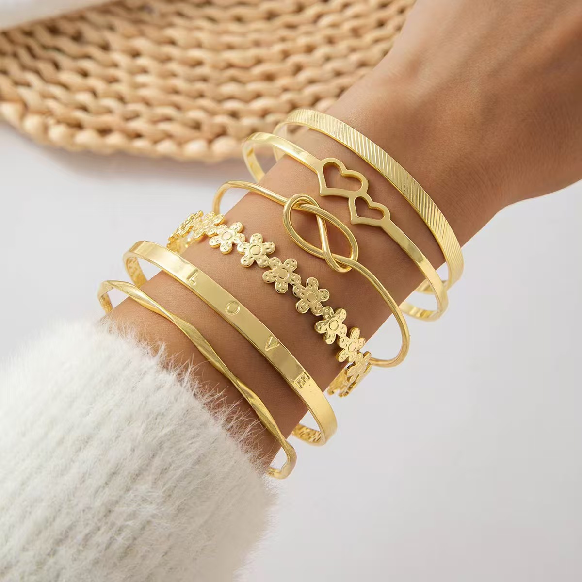 Metal bracelet heart-shaped