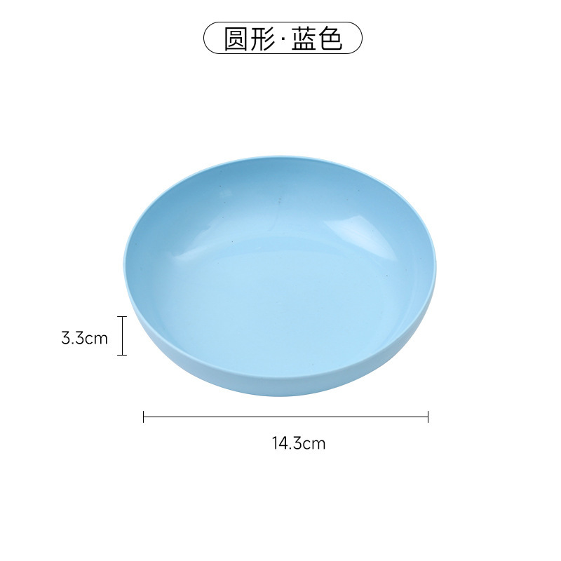 骨の皿を吐く日本の家庭用創意プラスチックの食卓に野菜の皿を置いて骨の皿の小さい皿の果物のキャンディーの皿を吐く。|undefined