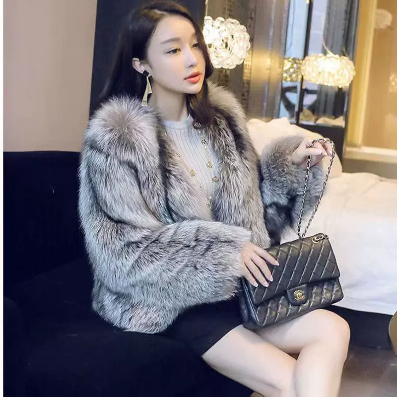 Полусезонная короткая шубка цвета серебристой лисы, в стиле Chanel, для уютного досуга от San Yi Qian