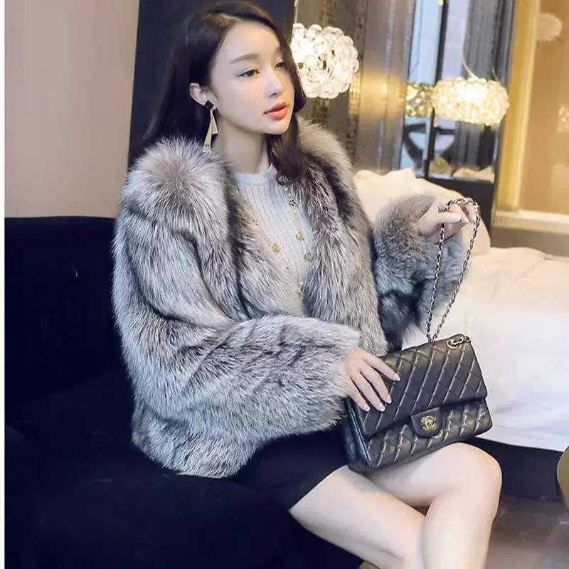 Полусезонная короткая шубка цвета серебристой лисы, в стиле Chanel, для уютного досуга от San Yi Qian