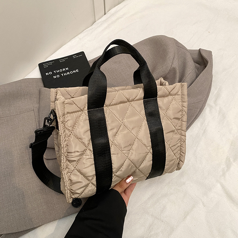 Otoño y invierno coreanos nuevos bolsos de algodón bordados universales 2024 textura pequeña fragancia de viento contra el color de diamante bolso de hombro portátil