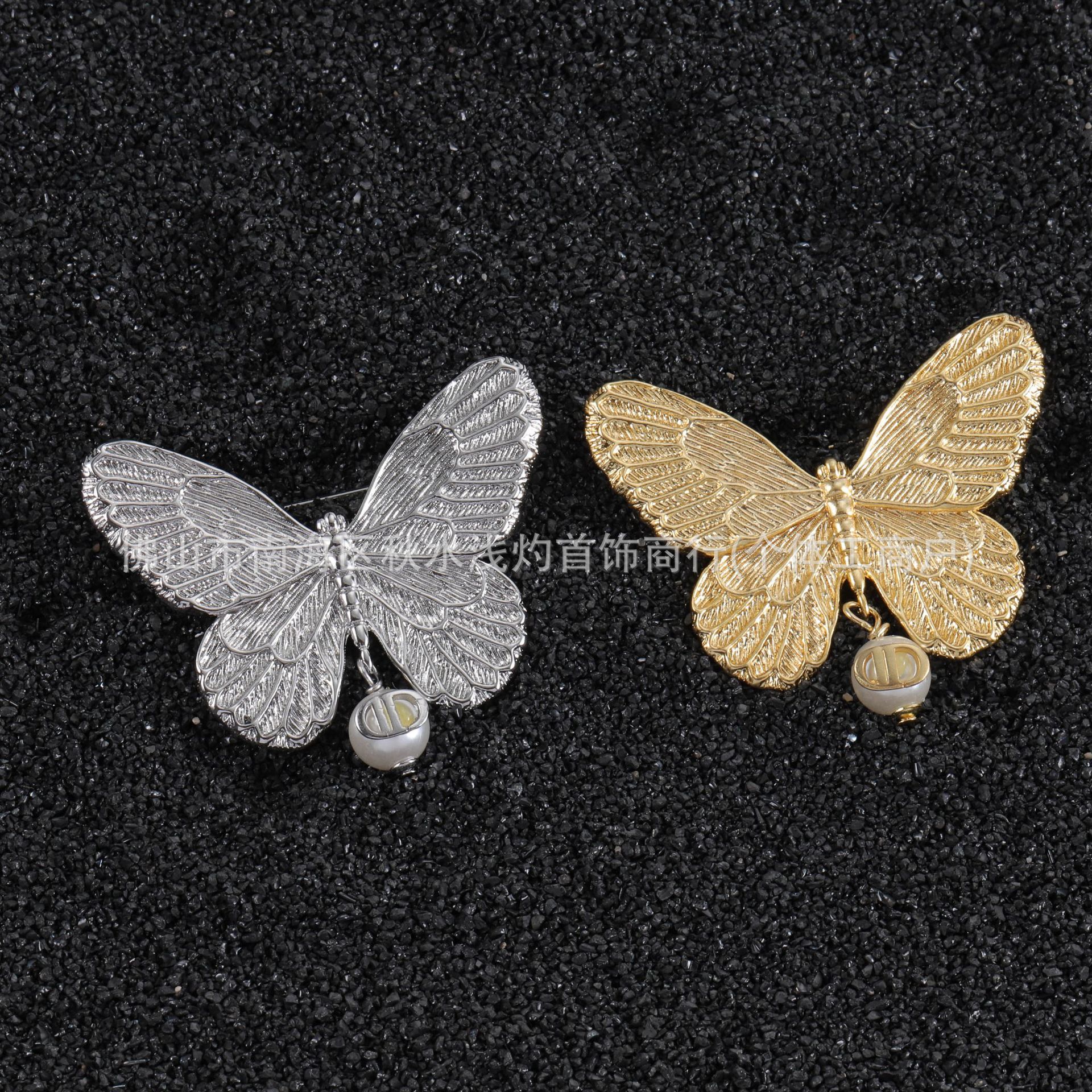 DIJIA 나비 진주 CD 편지 브로치 여성 유행 우아한 황동 가슴 쥬얼리 스타일 라이트 럭셔리 하이 엔드 핀