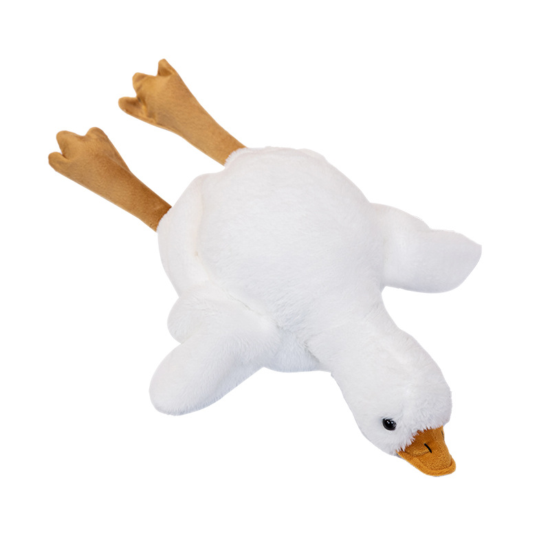 Sombreros de gansos blancos que vuelan en línea se mueven y gritan, gorras de gansos extrañas, sombreros de invierno suaves para niños