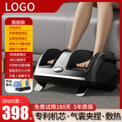 メーカー直売の新型足の裏を揉み、加熱する多機能マッサージ器の足の治療機のリモコンを叩いて操作します。