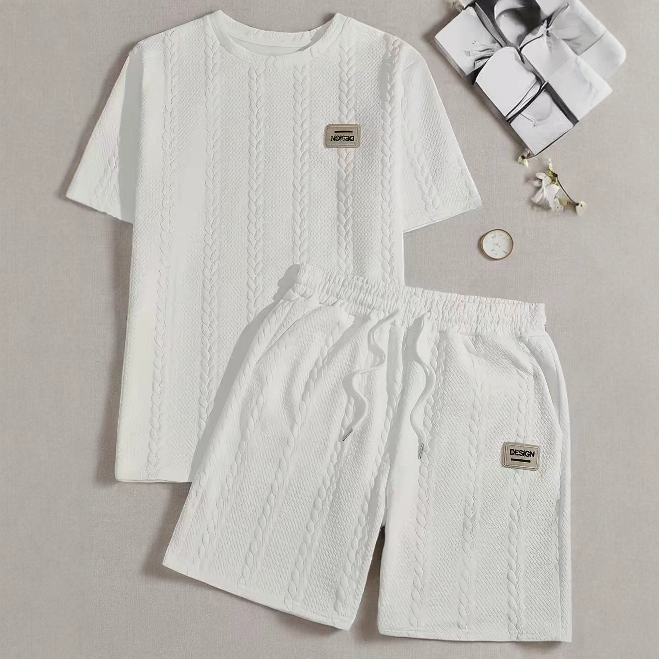 Herenset bestaande uit een coole jacquard T-shirt met korte mouwen en een short, lichtgewicht zomerkleding voor casual en actieve bezigheden._voghion.com