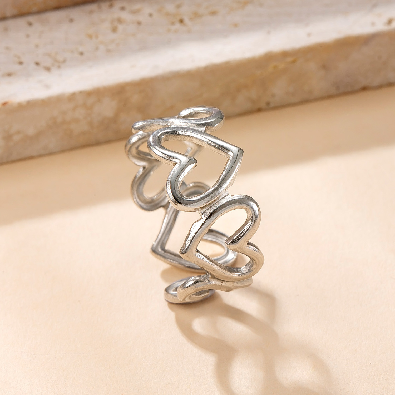 Venta caliente transfronteriza anillo abierto de acero inoxidable acero titanio no se desvanece joyería de mano simple presión de aceite hueco amor fábrica de anillos