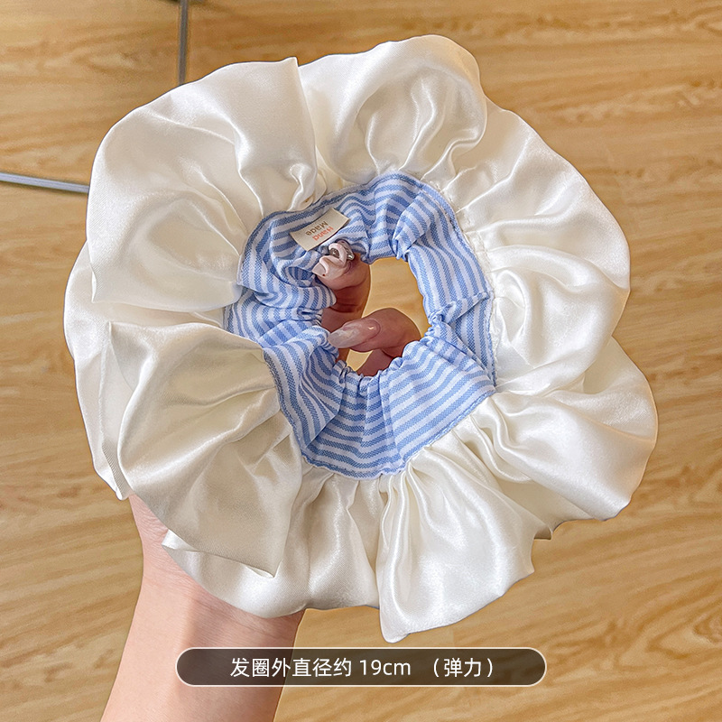 Pliegues de satén azul claro de sal marina, lazo para el cabello de intestino grueso, sentido de alto nivel femenino, cuerda de cola de caballo baja, temperamento, viento perezoso, cabeza de cuerda, flor de cabeza