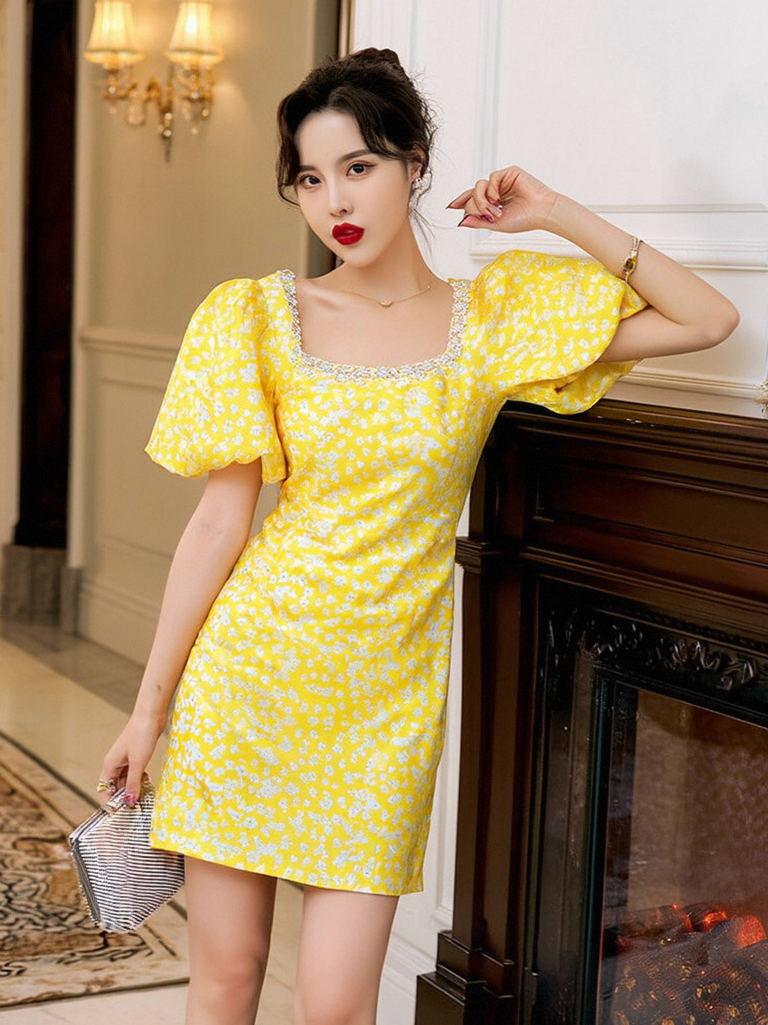 Đầm maxi nữ thắt eo cổ vuông tay phồng họa tiết hoa nhí đính kim cương — Màu vàng