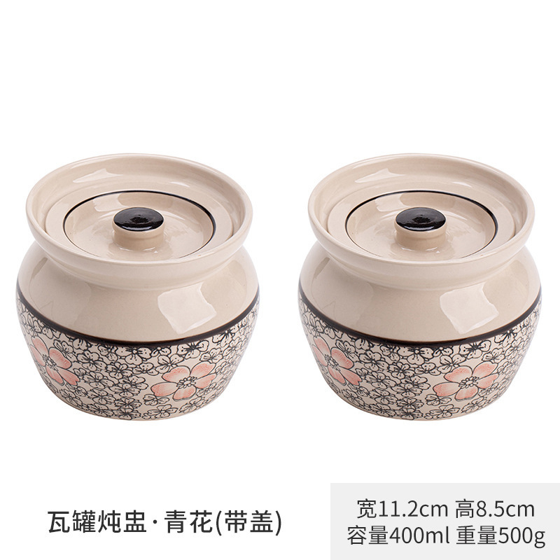 陶磁器の煮物の杯の瓦の缶は水を隔てて一人で蒸し卵の缶を食べます。|undefined
