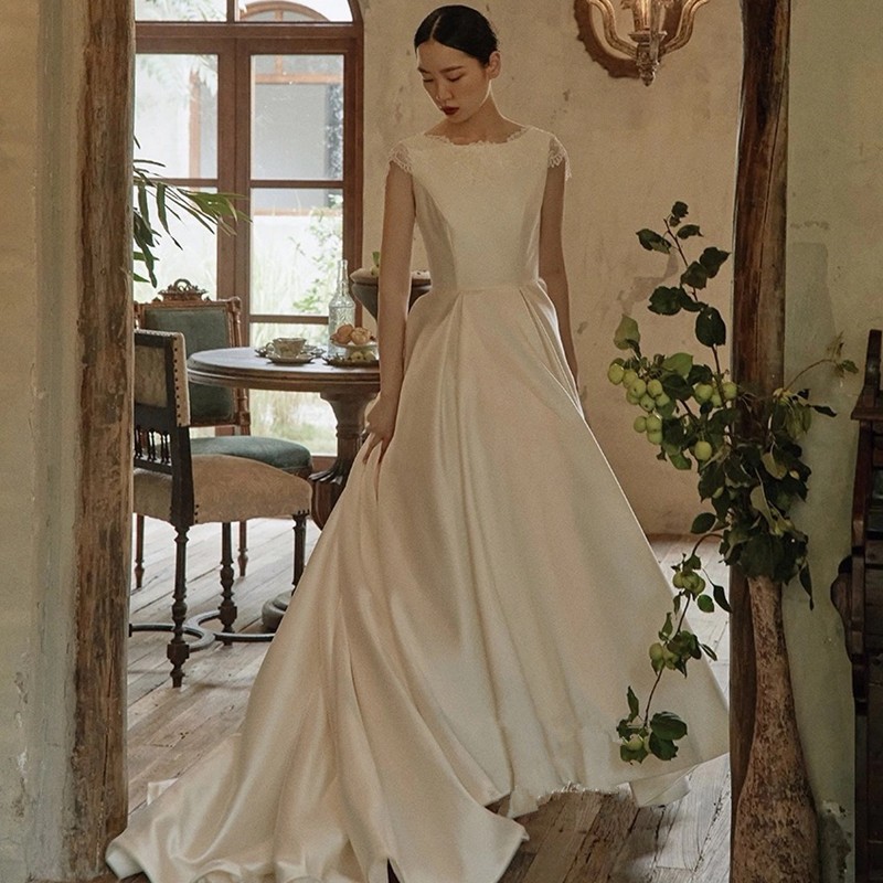 Satín francés ligero vestido de boda nueva novia simple retro cola encaje vestido de estilo de puerto de salida hilo
