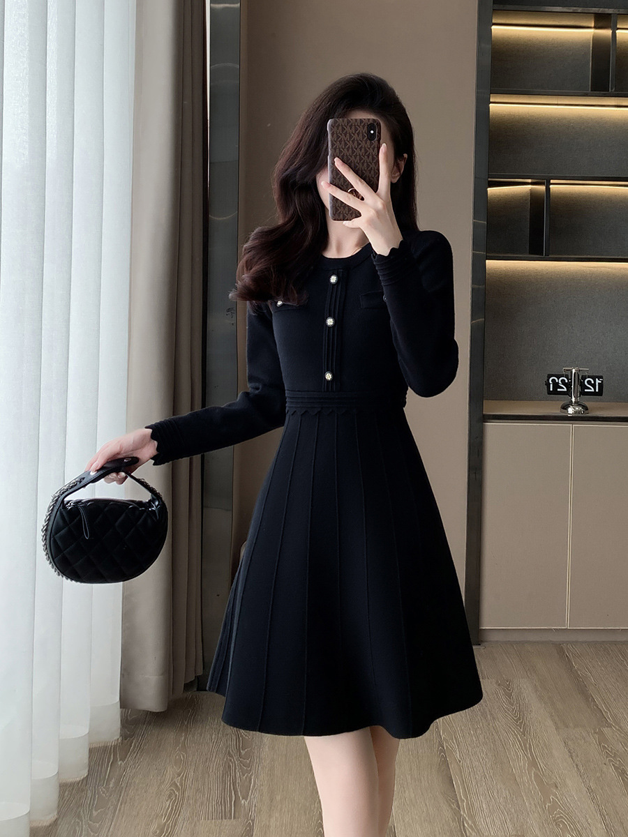 Knitted demi-season skirt