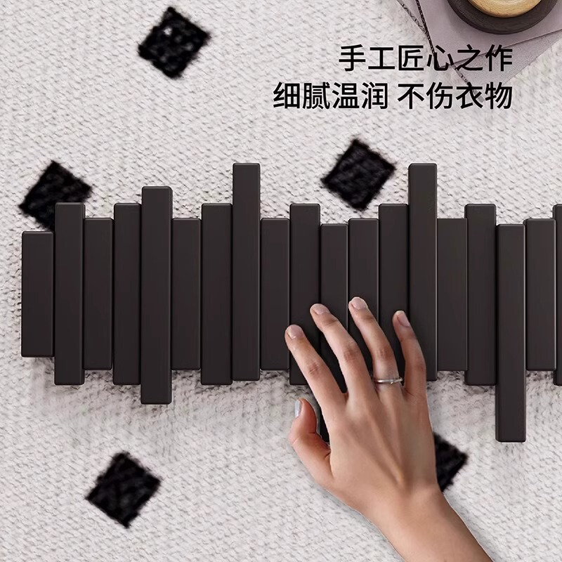 実木の黒いピアノの鍵のハンガーが間違っています。壁にハンガーを掛けます。|undefined