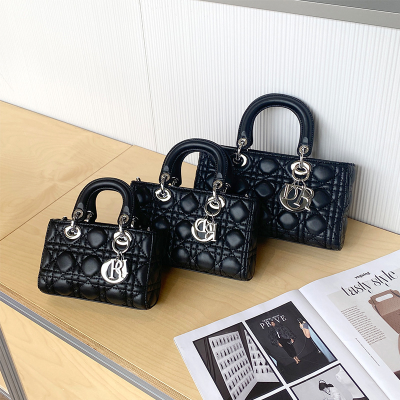 Cross-border 2026 new sheepskin-patterned Lady Dior-style women’s handbag, fashionable shoulder bag, crossbody bag, and chain bag, exuding a high-end and trendy vibe Cross-border 2026 new sheepskin-patterned Lady Dior-style women’s handbag, fashionable shoulder bag, crossbody bag, and chain bag, exuding a high-end and trendy vibe
