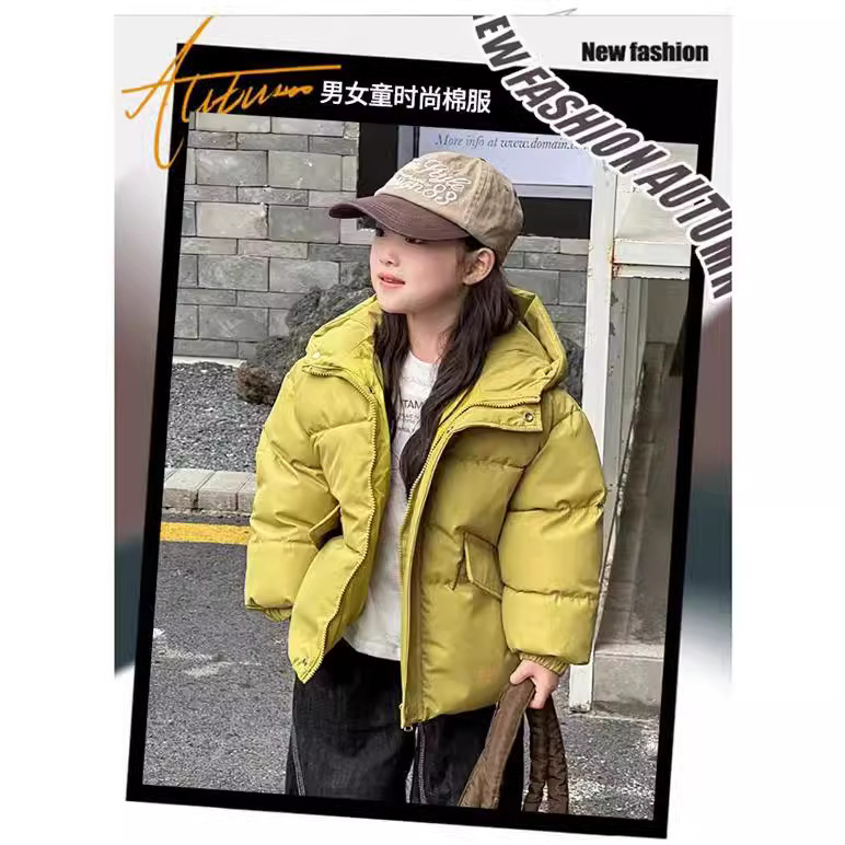 Abrigo infantil de invierno 2025 nuevo tipo con capuchón de terciopelo caliente coreano para niños pequeños y medianos que salen a prueba de viento, ropa de algodón cálida ocio