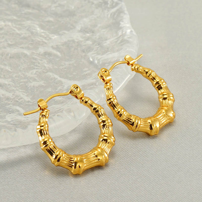 Estilo retro europeo y americano de acero inoxidable con textura de bambú pendientes mujer 18K oro titanio acero en forma de U hebilla pendientes al por mayor