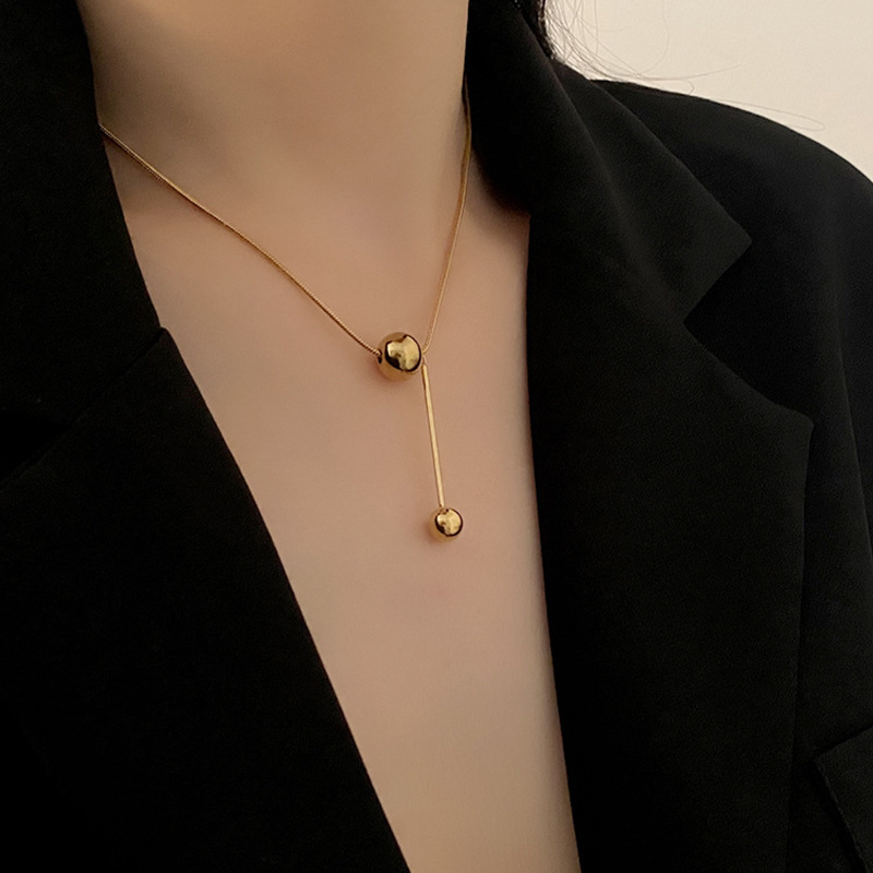Runde Halskette aus goldenem Titanstahl, neues Modell 2024, leichte Luxus-Schlüsselbeinkette für Damen mit Wunscherfüllungs-Design_voghion.com