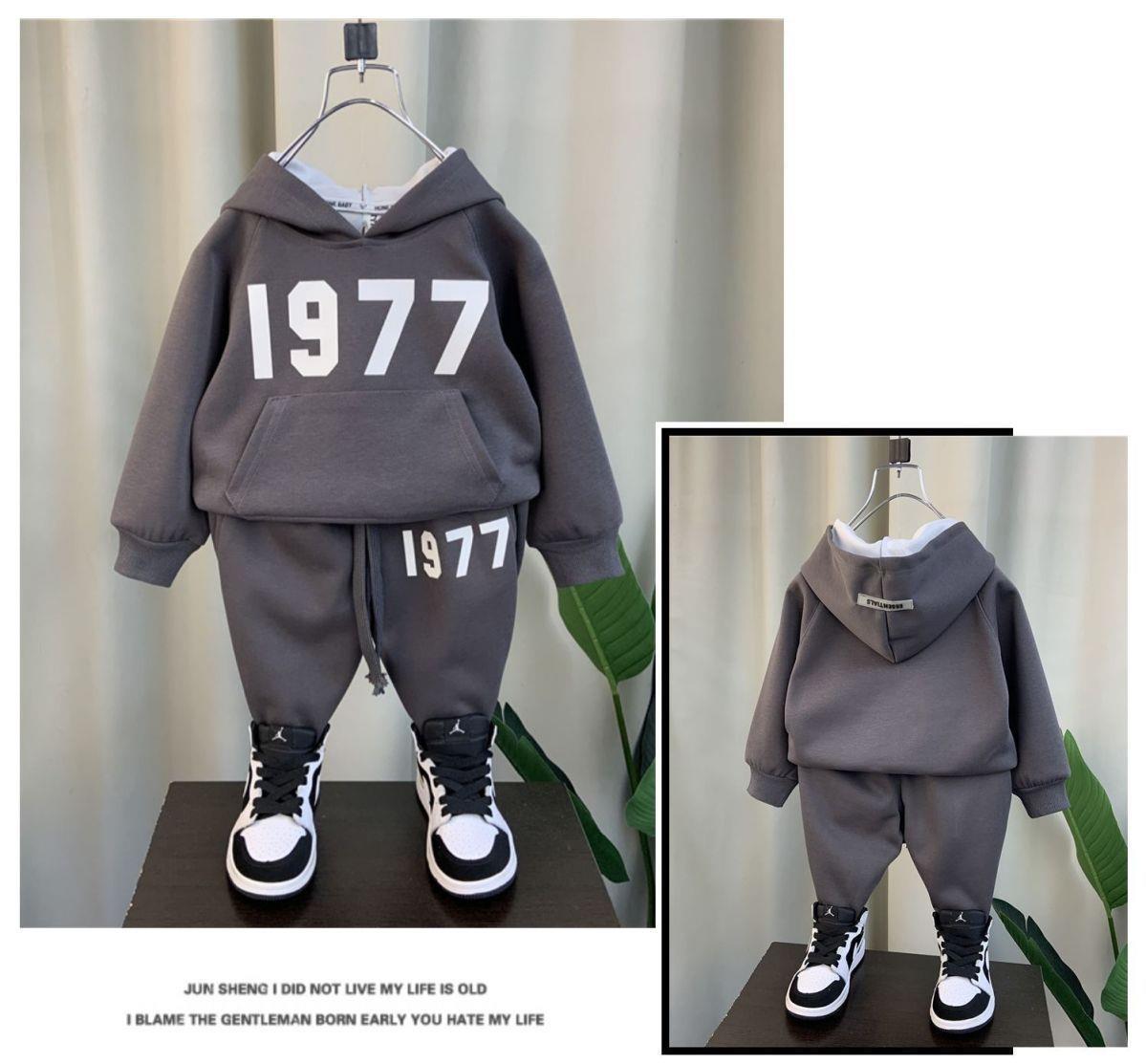 Koreanische Ausgabe für Kinder, hübsches, modisches, bequemes Kapuzenpullover-Set für Frühling und Herbst 2023, neue Mode von 1977_voghion.com