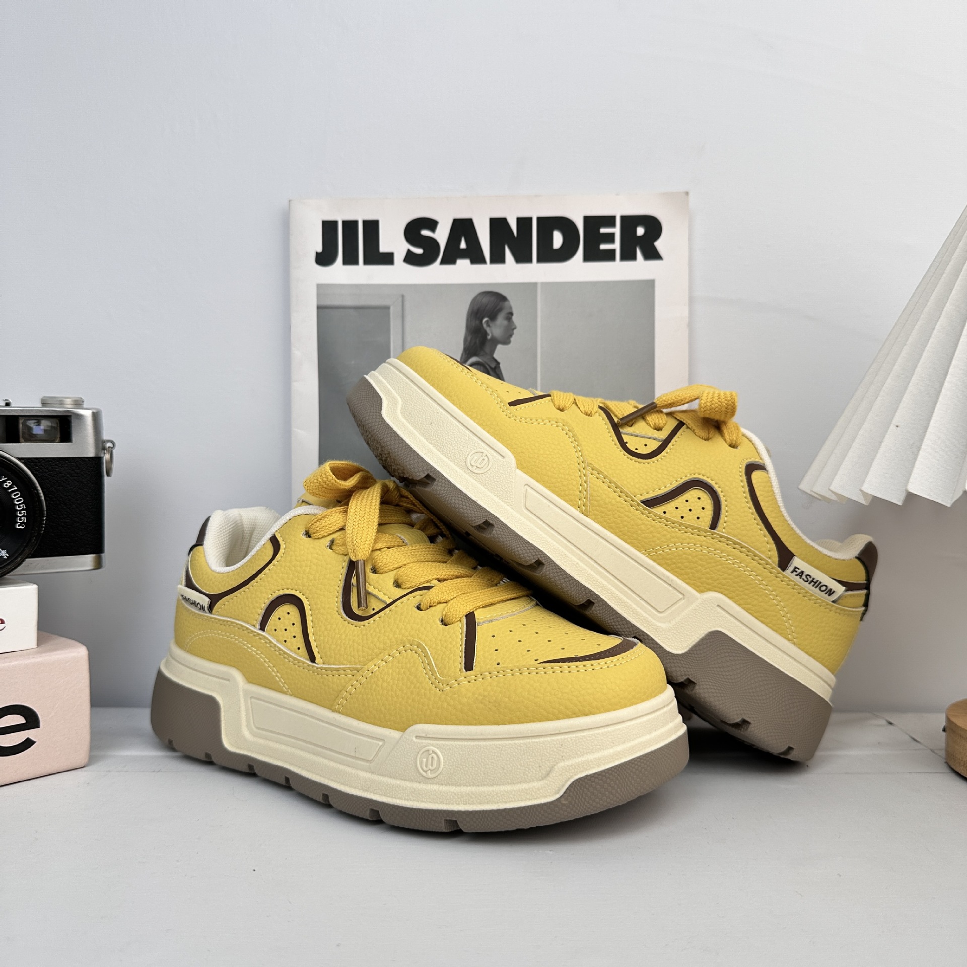 Yuanbo nicho no golpear zapatos de skate para mujeres 2025 nuevo primavera y otoño zapatos blancos de suela gruesa zapatos de pan universal