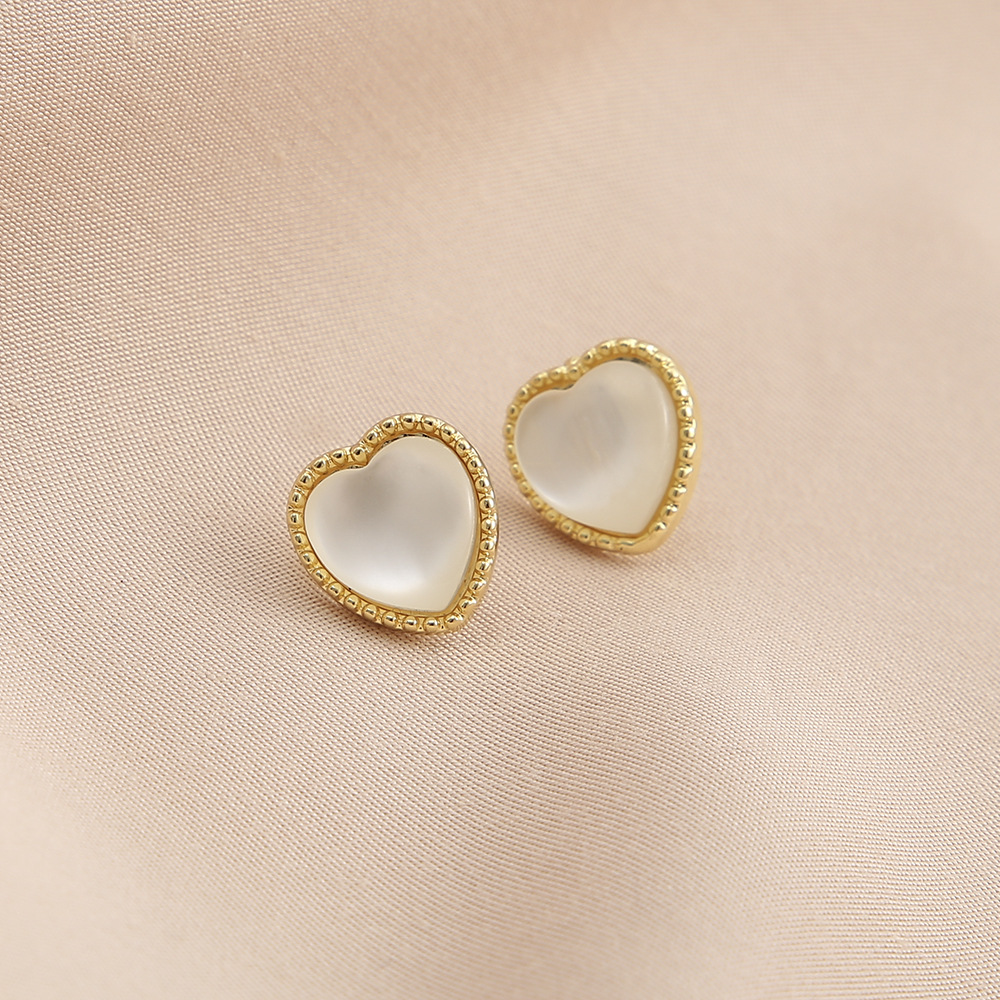 Retro Fashion Elegant White Heart Small Stud Earrings Women display picture 5