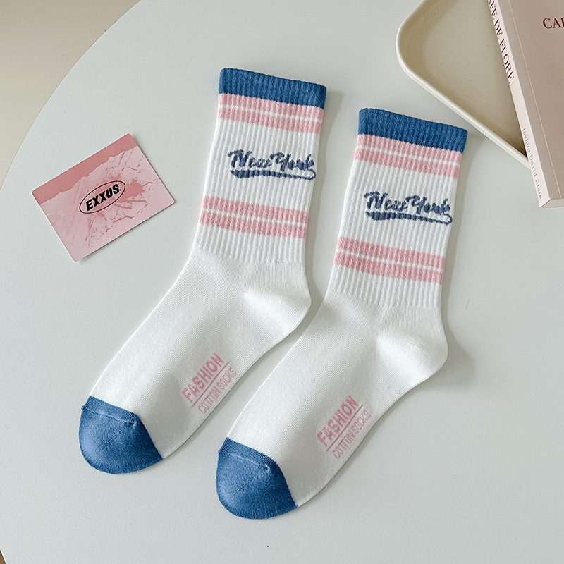 Calcetines de algodón de color puro Otoño e Invierno carta de mujer a rayas ins calcetines de media pantorrilla de moda calcetines deportivos elásticos altos al por mayor