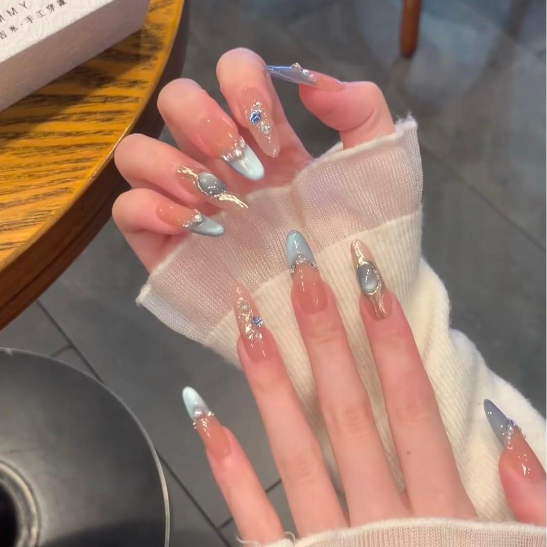 Ojos de gato azules buchilati usan parches de manicura para brillar y brillar con un parche de uñas hechas a mano.