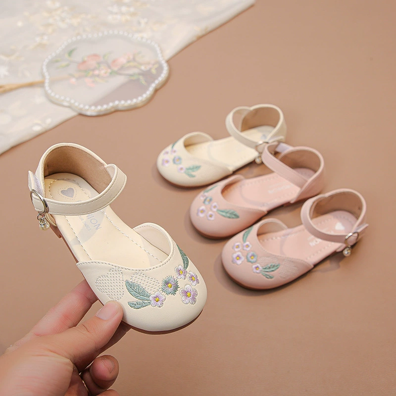 Детская вышитая обувь Hanfu 2024 летняя новая девушка с круглой головой вышитые сандалии маленькая девочка наклейки принцессы обувь