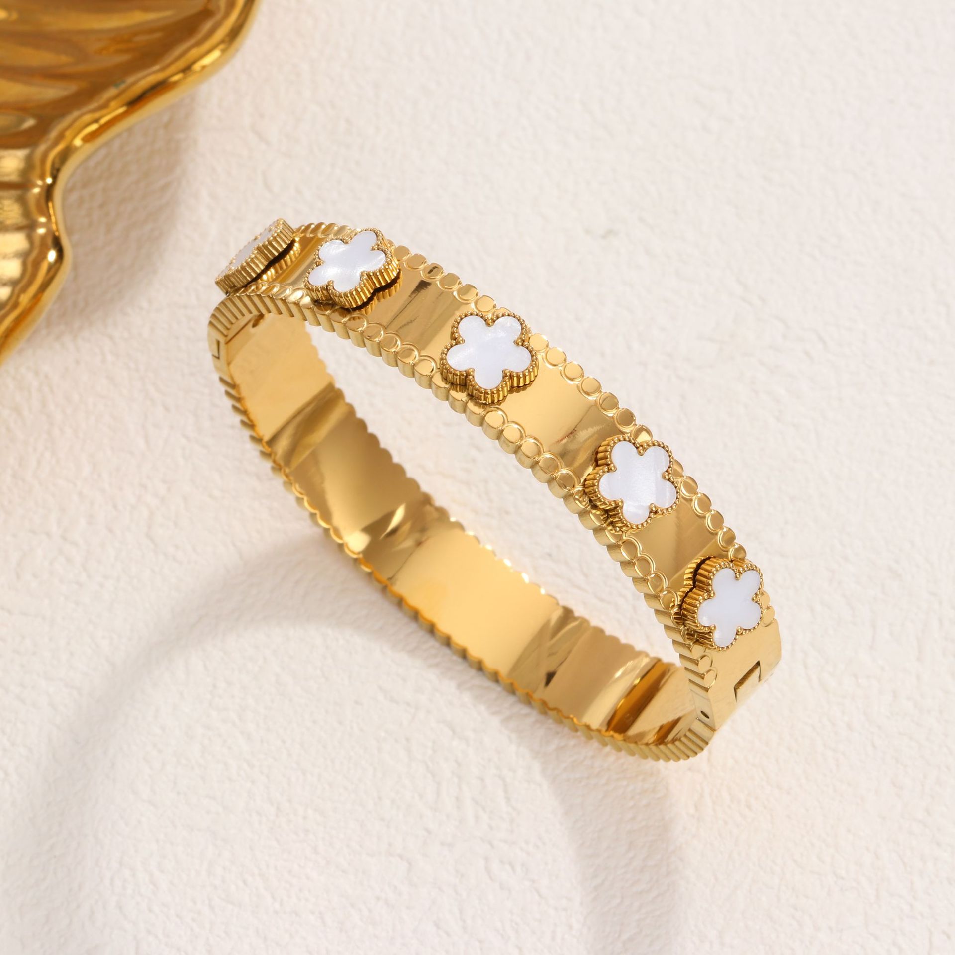 21 다섯잎 화이트 쉘 팔찌 골드