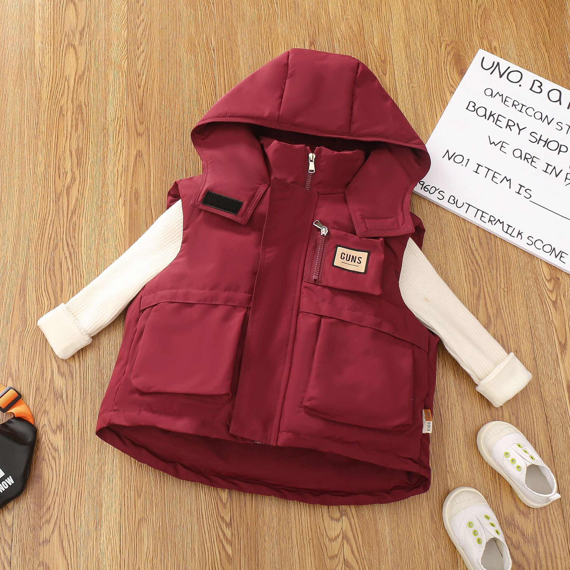 Chaleco de niño 2025 nuevo estilo de aire extranjero primavera / otoño / invierno ropa caliente chaleco de hombro para niños espesa pluma caballo de algodón
