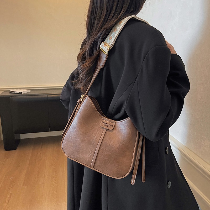 今年流行复古水桶包包女2025秋冬新款时尚宽肩带单肩包通勤斜挎包|undefined