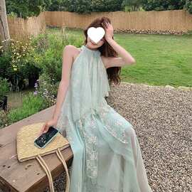 夏天韩系新款清纯绿色度假裙显瘦花朵蕾丝拼接挂脖连衣裙长裙