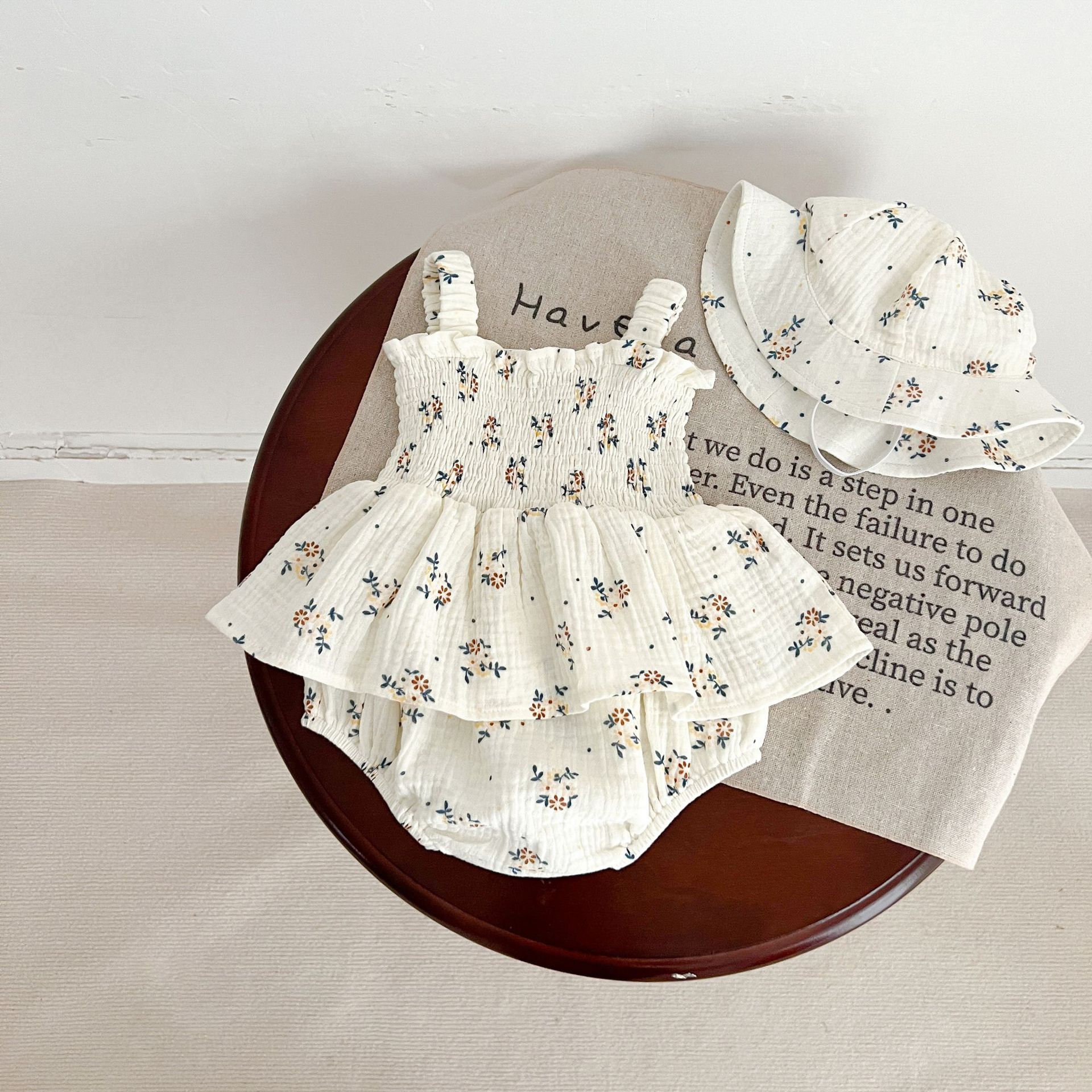 Ropa de verano de bebé de estilo coreano dulce floral mameluco vestido bebé niña sin mangas ropa 100-día banquete mameluco con sombrero