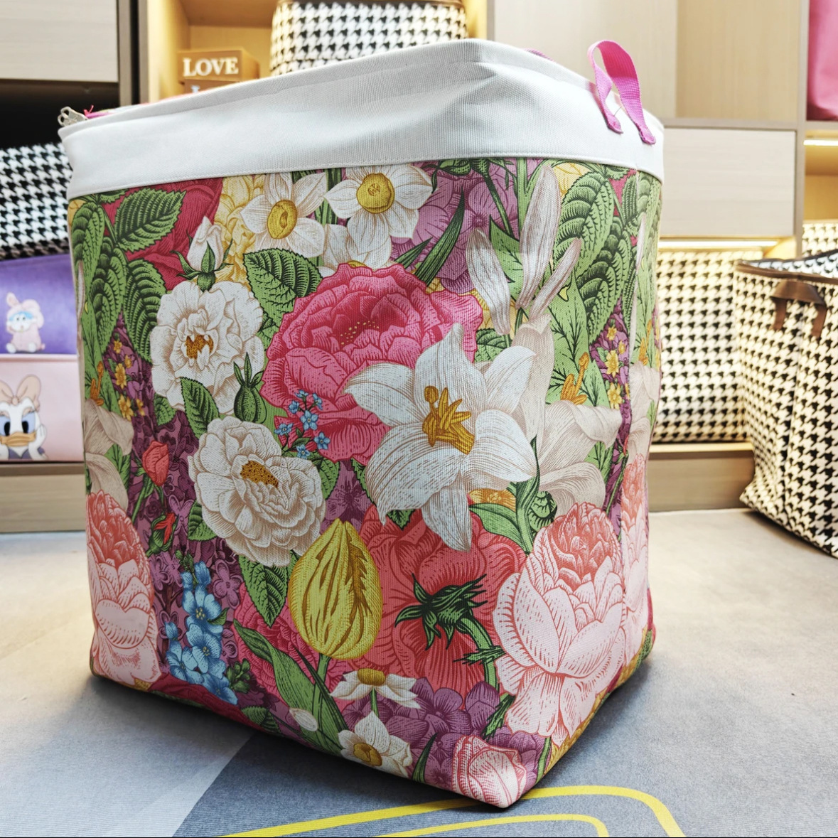 Storage bag with zipper