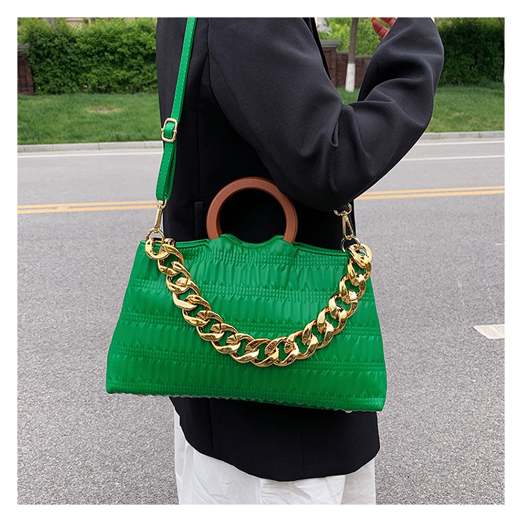 2022 New Fashion Chain Portable Round Handle Pleated Shoulder Handbag display picture 1