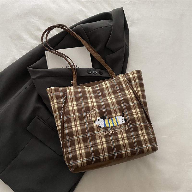 Perro azul de fondo gris