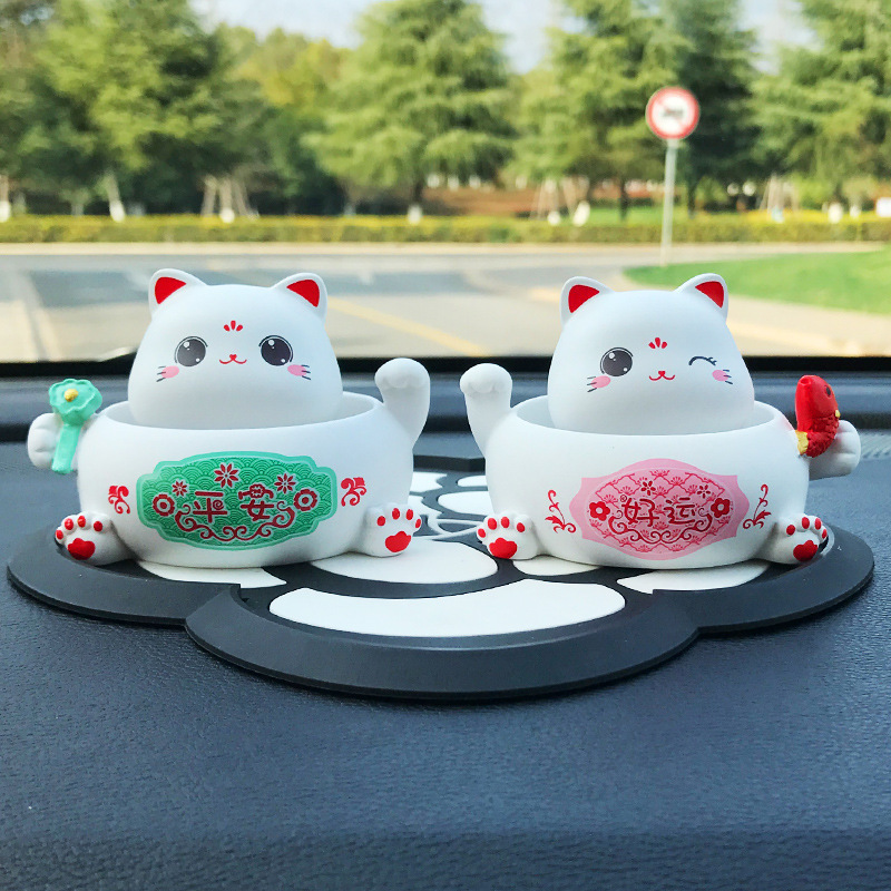 招財首猫の個性が可愛い車のスプリングを飾って自動車の装飾創意ネットの赤い車の中の装飾品を飾っています。|undefined