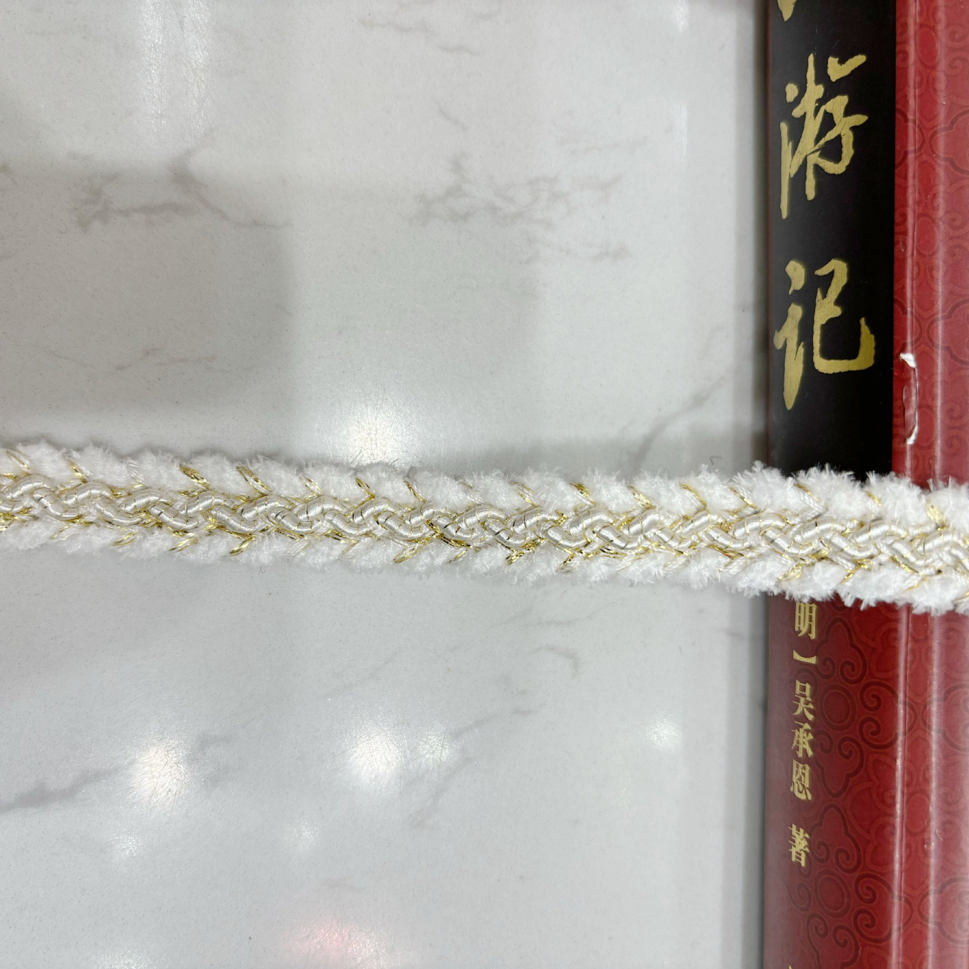 화이트 샤넬 스타일 브레이드