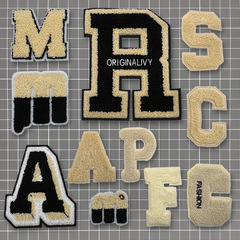 コンピュータの刺繍のアルファベットのタオルの刺繍の布は卸売りの服のセーターの手作りの装飾の番号の刺繍のパッチを貼ります。