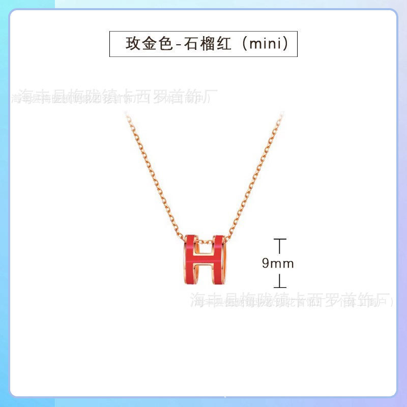 Aijia 銅合金メッキ 18KH レターネックレス、女性用クラシックエナメルペンダント、軽くて豪華なニッチな鎖骨チェーン、親友へのギフトに最適|undefined
