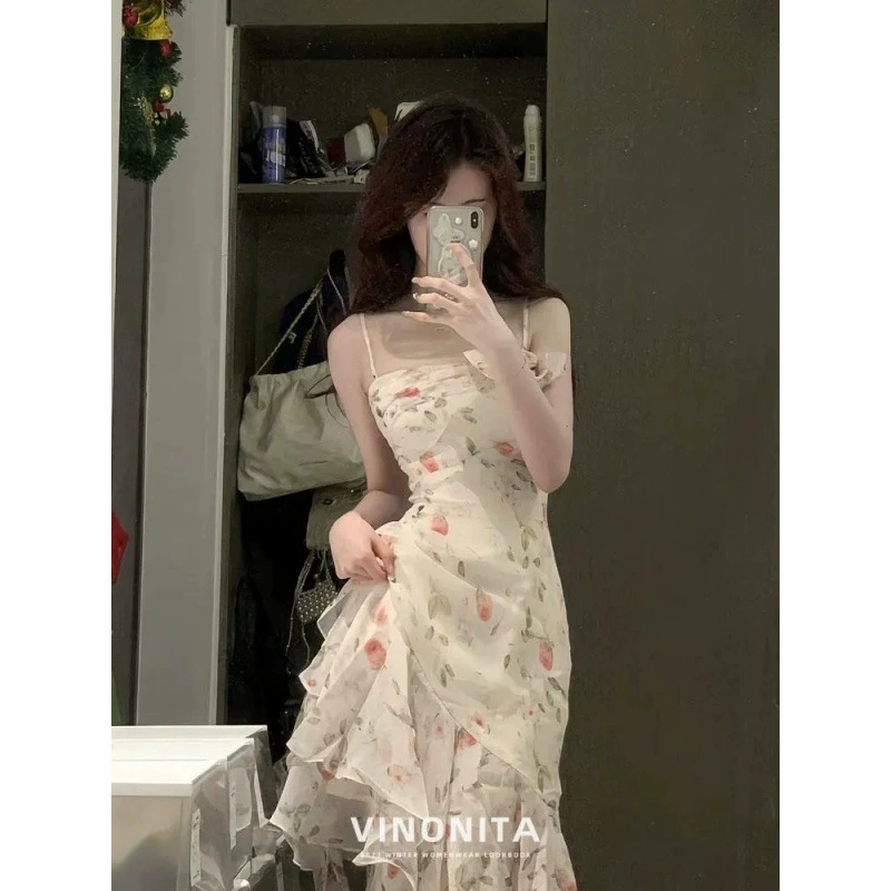 Нишевое дизайнерское белое платье на подтяжках с цветочным принтом неправильной формы, милой и пряной юбкой и длинной юбкой.