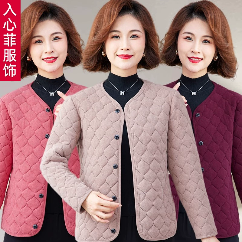 Мама плотно прилегает к хлопчатобумажной куртке