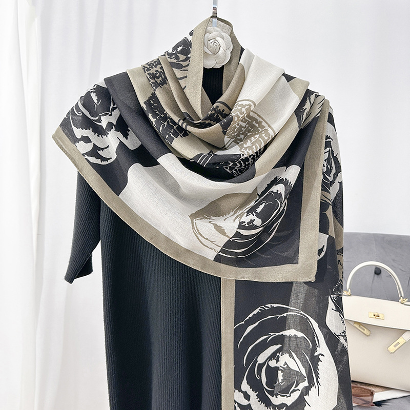 Bufanda de camelia Xiaoxiangfeng, estilo de todo fósforo de moda, habitación con aire acondicionado en contraste en blanco y negro, chal cálido, bufanda de protección solar de viaje
