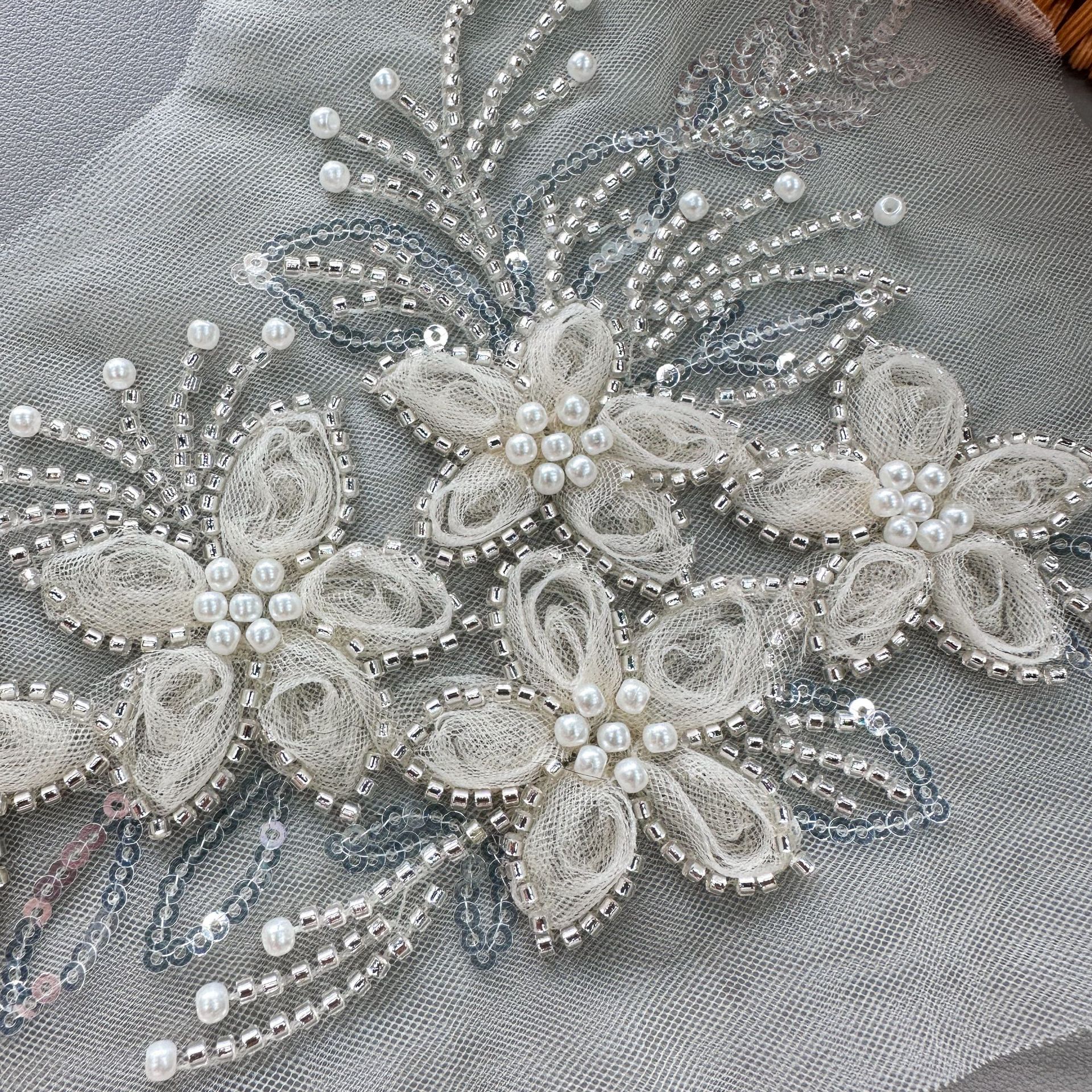 Malla de perlas bordado tridimensional bordado de encaje con cuentas apliques DIY accesorios Ropa Accesorios de boda fábrica en stock