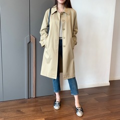THEWOW 初秋新作 高品質で硬めでスタイリッシュな、着痩せ効果のある上品な折り返し襟のミドル丈プリーツトレンチコート