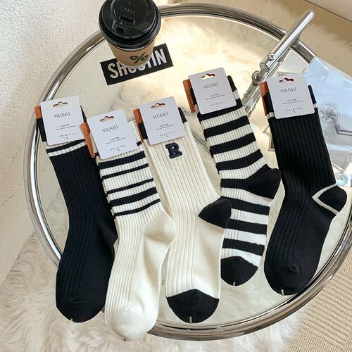 Sports socks for women with R letter embroidery, simple black and white stripes, casual, versatile, breathable double-needle socks for women, wholesale